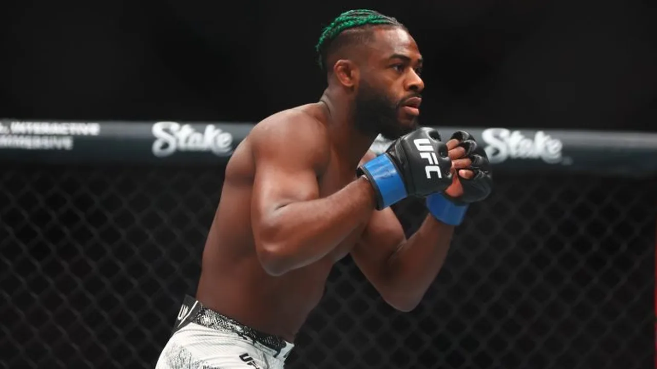 Aljamain Sterling aplica ground and pound em Youssef Zalal no UFC Vegas 116 no Meta APEX