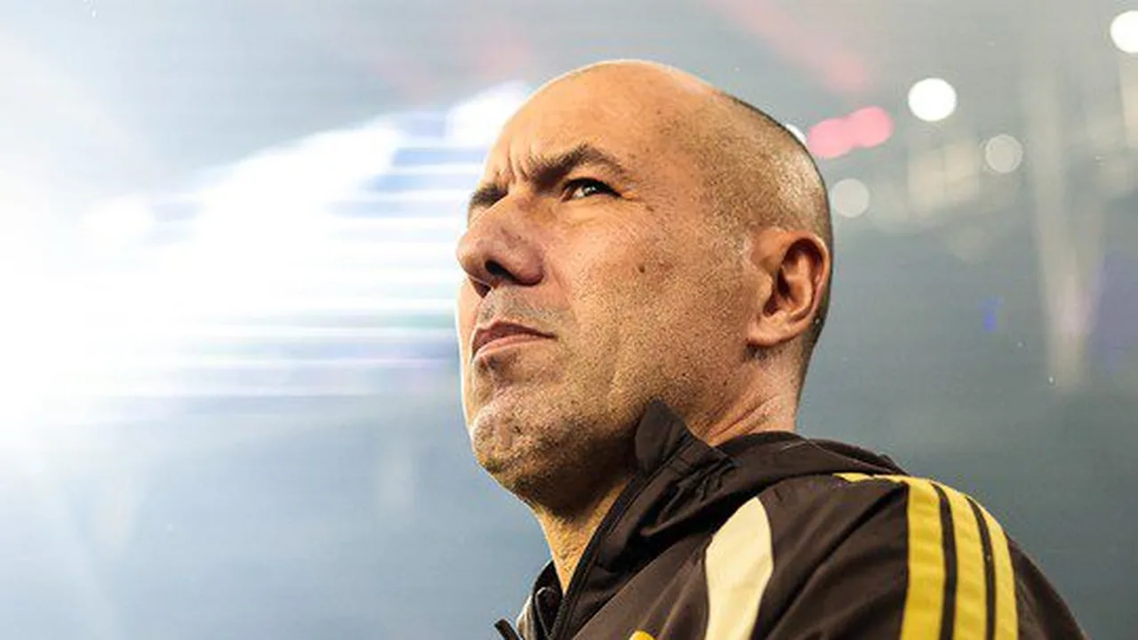 Leonardo Jardim orienta jogadores do Flamengo em treino tático antes do duelo contra o Atlético-MG