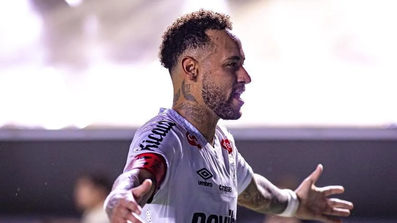 Neymar com a camisa do Santos em campo durante partida do Campeonato Brasileiro