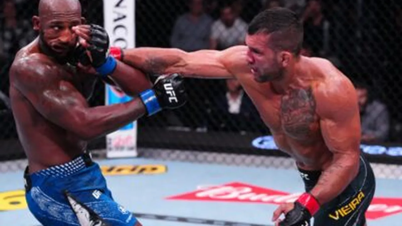 Ryan Spann celebra nocaute sobre Marcus Buchecha no UFC Vegas 116 dentro do octógono