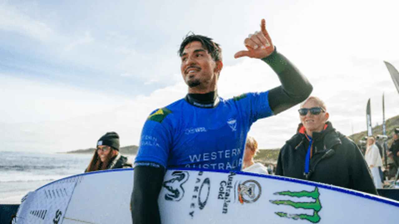 Gabriel Medina surfando na final do Margaret River Pro 2026 com torcida australiana ao fundo