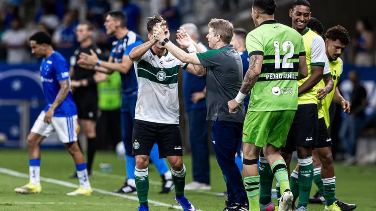 Fernando Seabra no banco do Bragantino observando o jogo contra o Cruzeiro no Mineirão