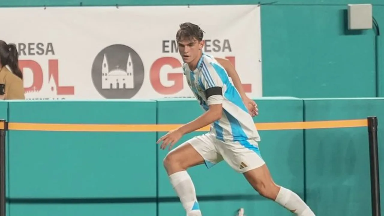 Nico Paz com a camisa do Como comemorando gol na Série A italiana