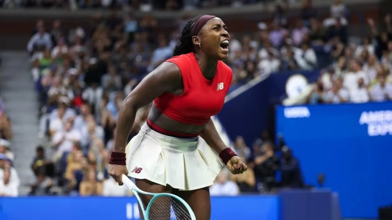 Coco Gauff recebe atendimento médico em quadra durante partida no WTA 1000 de Madri