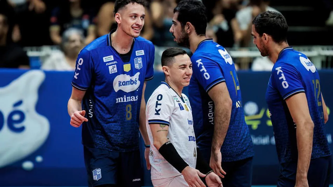 Jogadores de vôlei em quadra durante semifinal da Superliga Masculina, bloqueio e ataque em disputa intensa