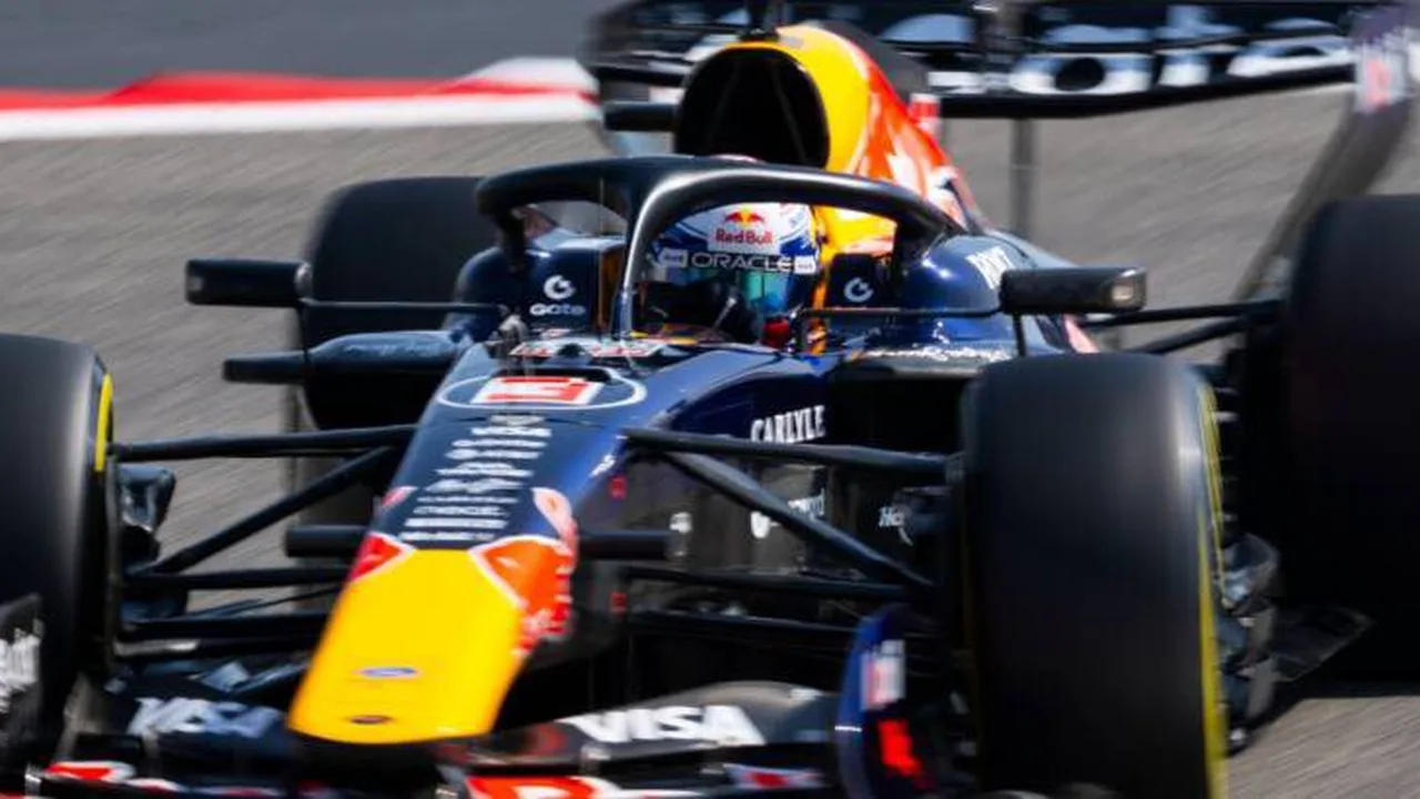 Max Verstappen no cockpit do carro da Red Bull Racing durante sessão de treinos na Fórmula 1