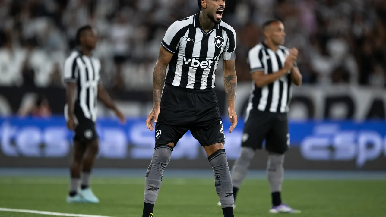 Alexander Barboza em ação pelo Botafogo durante partida do Brasileirão, com o escudo do clube ao fundo