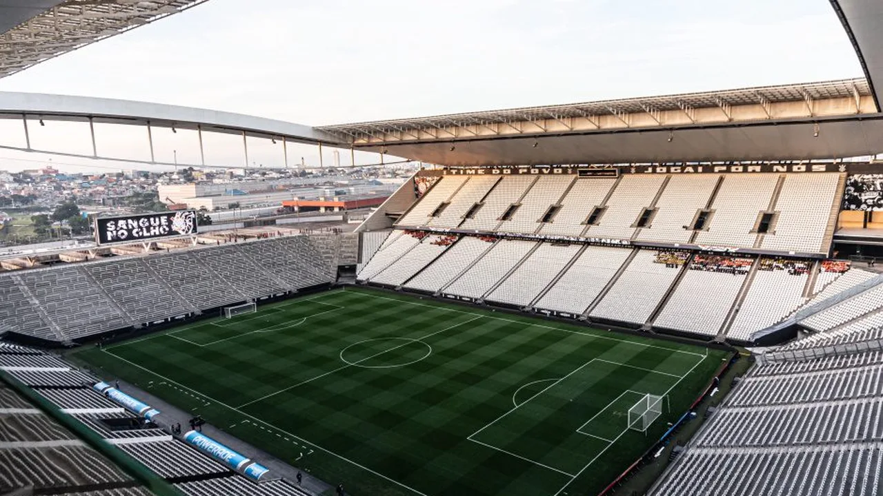 Cadeira vazia com adesivo antirracismo na Neo Química Arena, estádio do Corinthians em São Paulo