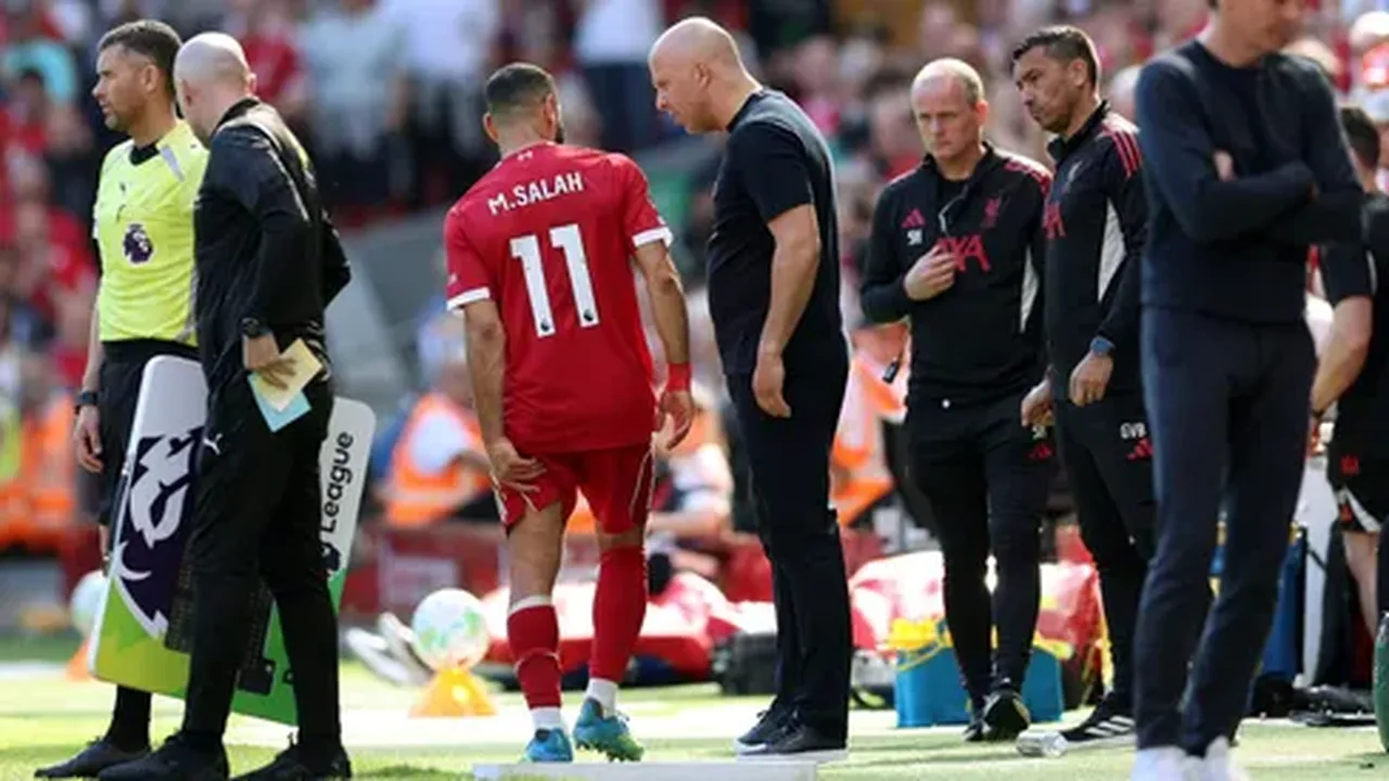 Mohamed Salah sendo substituído em Anfield após lesão na coxa esquerda contra o Crystal Palace