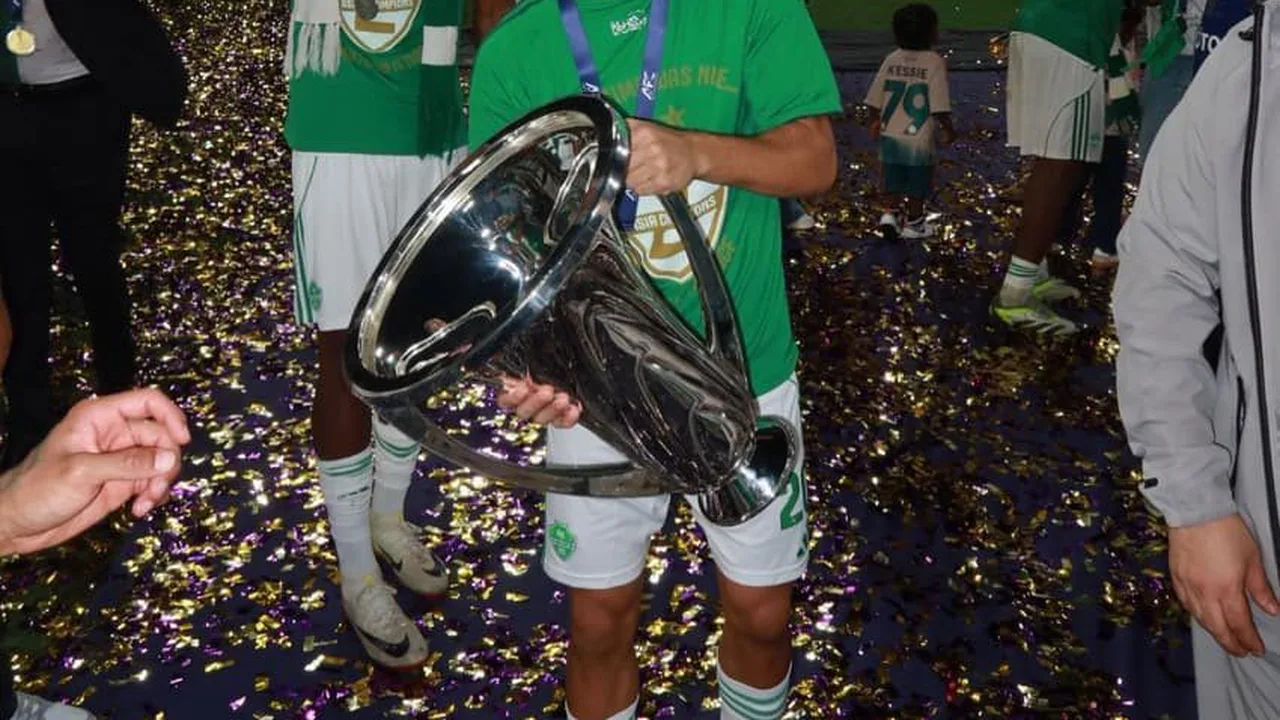 Matheus Gonçalves levantando troféu da AFC Champions League Elite pelo Al-Ahli após vitória sobre Machida Zelvia