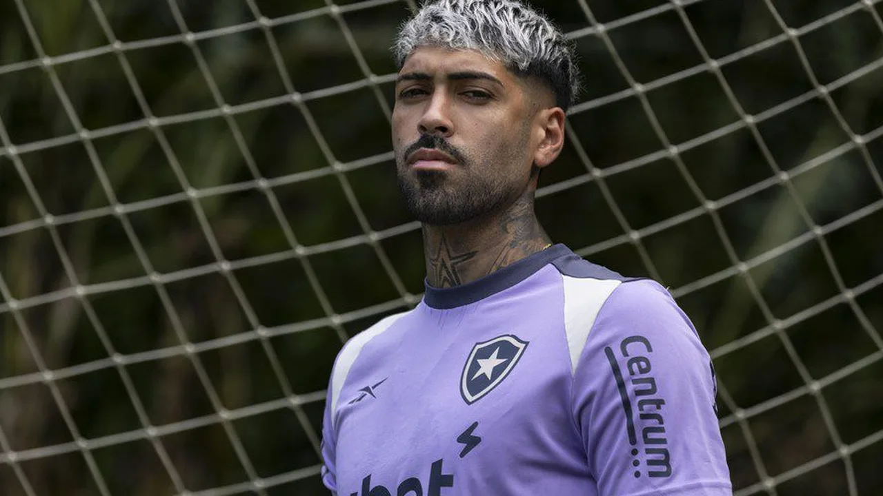 Alexander Barboza em ação com a camisa do Botafogo durante partida do Campeonato Brasileiro