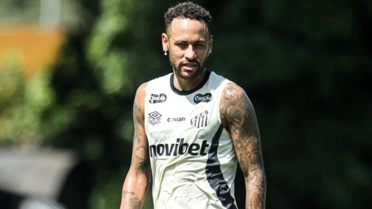 Neymar com a camisa do Santos em treino no CT Rei Pelé, preparação para jogo da Sul-Americana