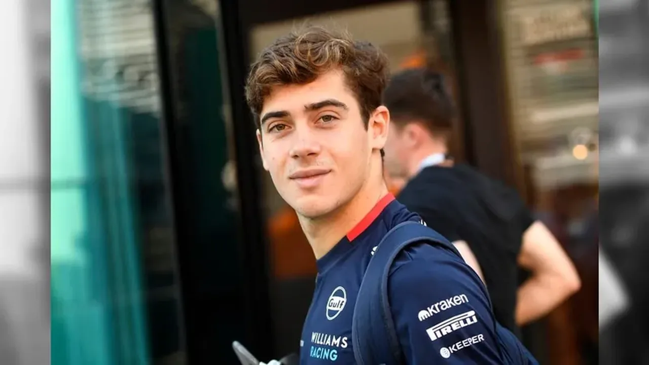 Franco Colapinto pilotando o Lotus E20 nas ruas de Palermo, Buenos Aires, cercado por 500 mil torcedores argentinos