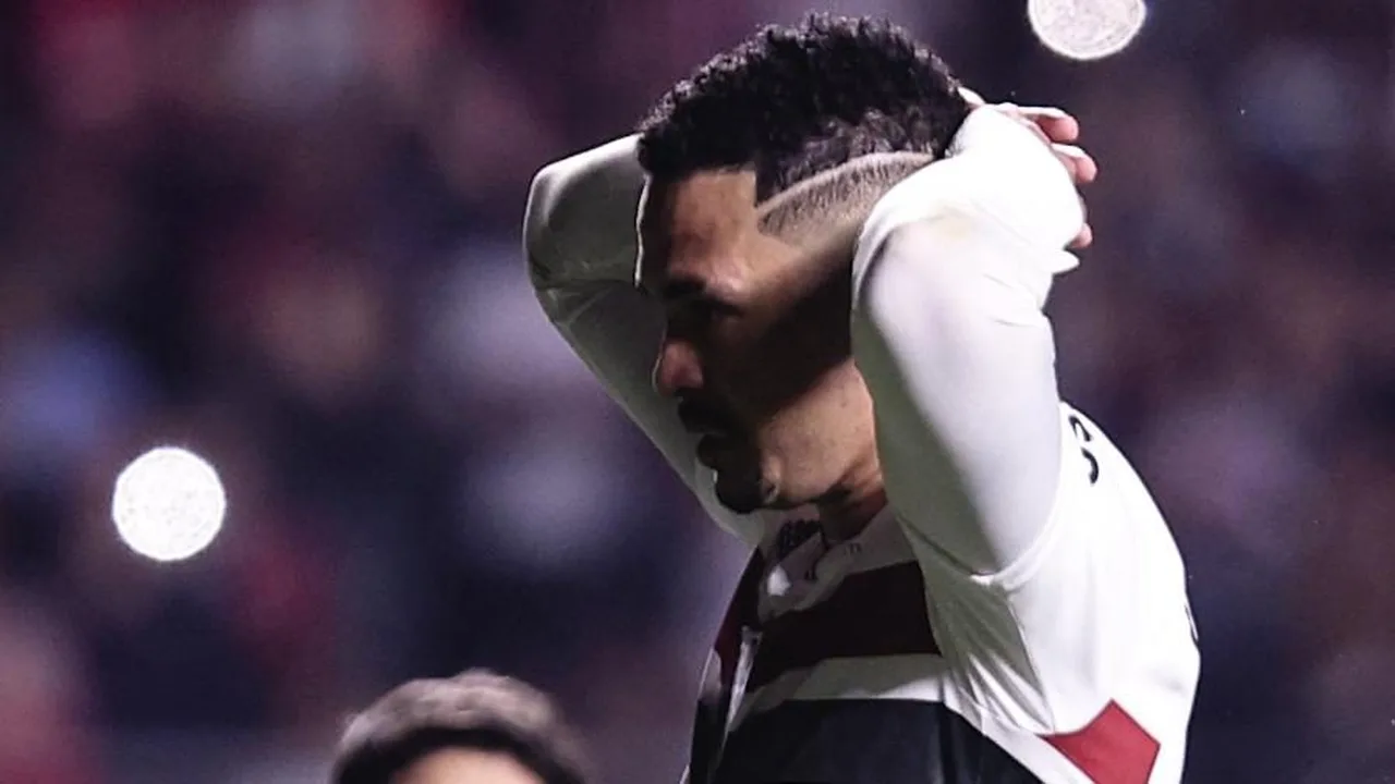 Jogadores de São Bernardo e Goiás disputam bola no Estádio Castelo Branco pela Série B 2026