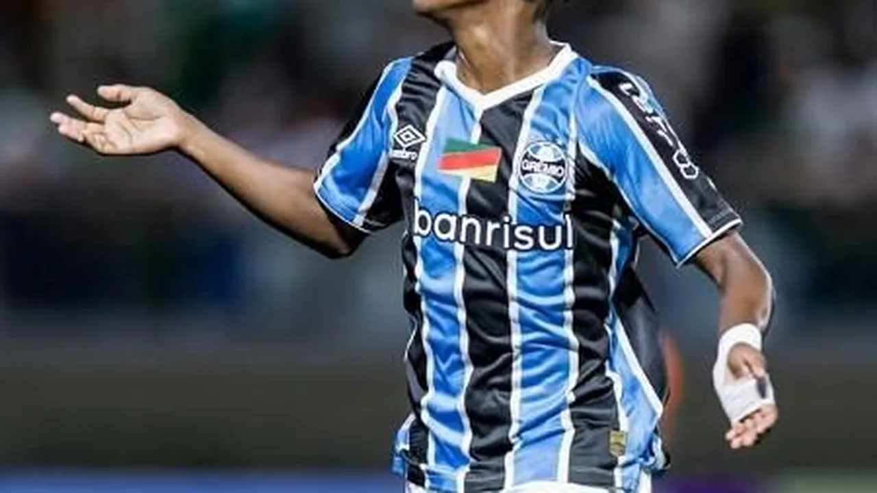 Gabriel Mec celebra primeiro gol profissional na Arena do Grêmio contra o Coritiba pelo Brasileirão