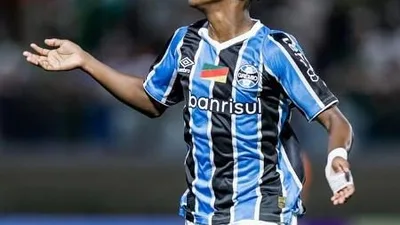Gabriel Mec marca o primeiro gol da carreira e salva o Grêmio do sufoco