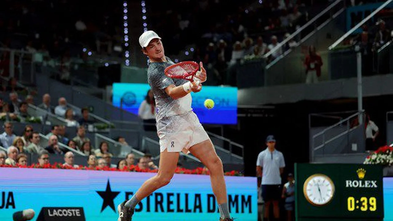 João Fonseca segura a raquete quebrada durante partida no saibro do Masters 1000 de Madri