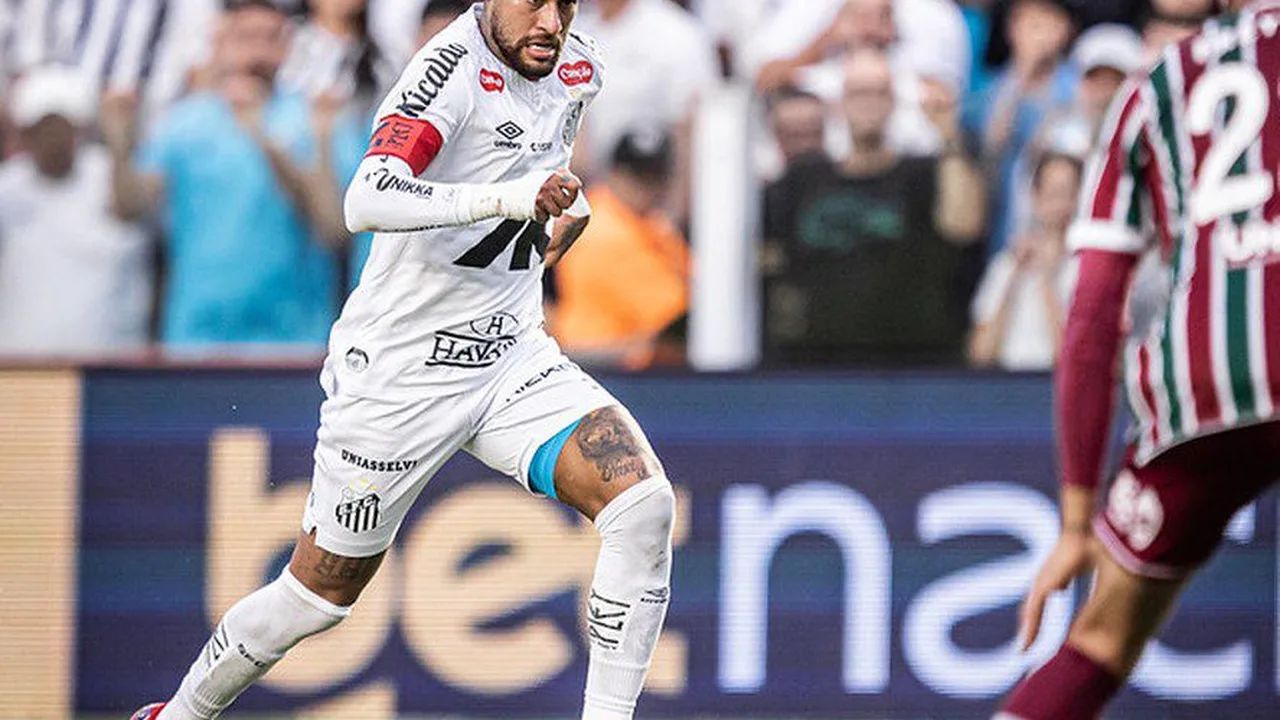 Neymar com a camisa do Santos FC em campo durante partida do Brasileirão