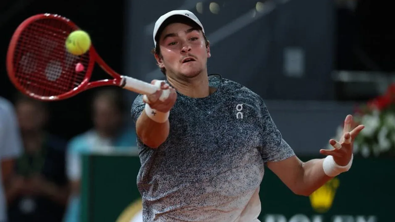João Fonseca segura raquete quebrada no saibro do Masters 1000 de Madri após derrota para Jódar