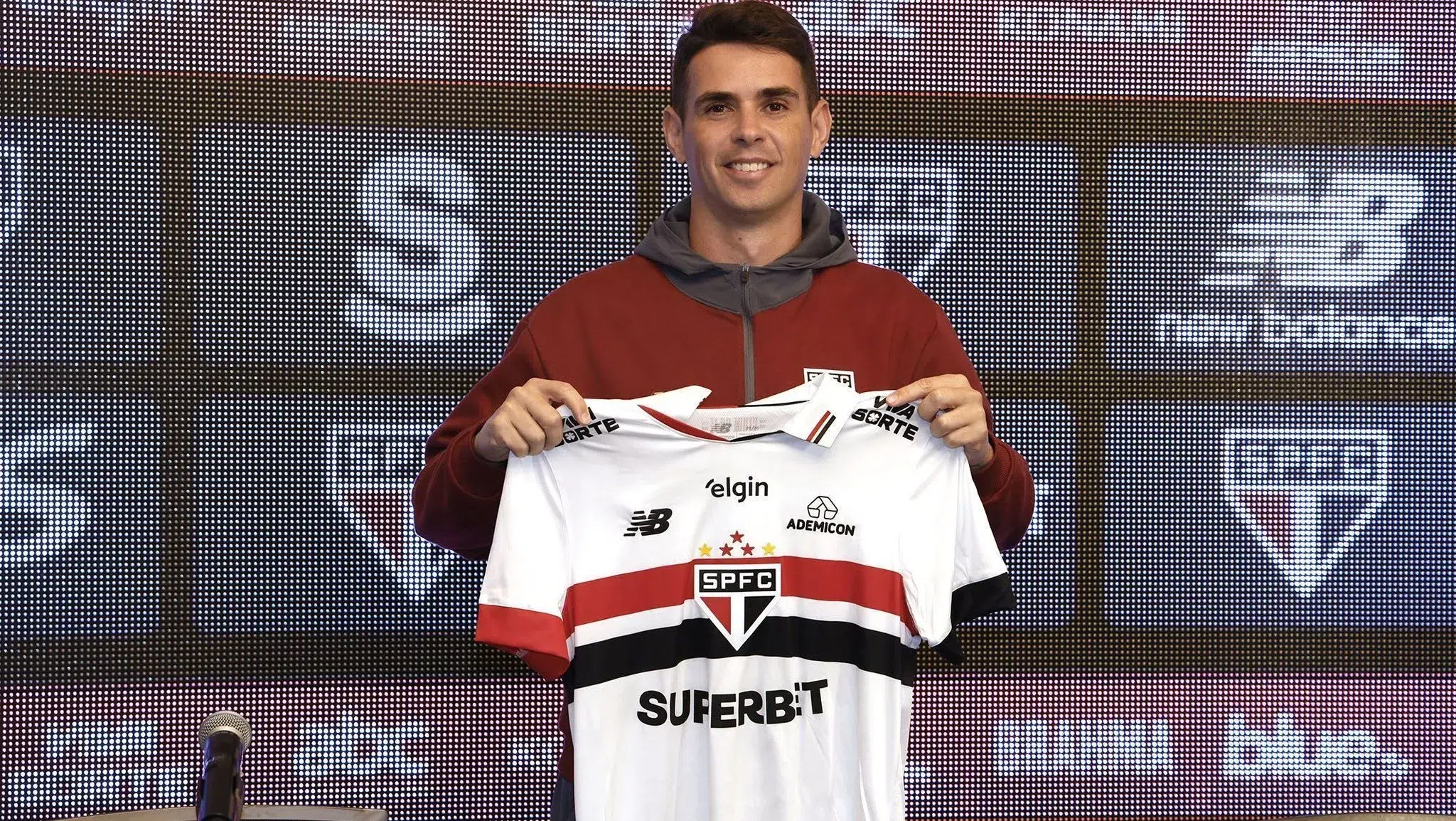 Quais clubes têm capacidade para absorver o salário Hulk afastado no Galo abre c