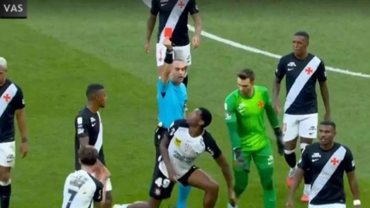 Volante André sendo expulso com cartão vermelho na Neo Química Arena durante jogo do Corinthians