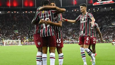 Fluminense escala ataque 100% estrangeiro e expõe dependência do mercado externo