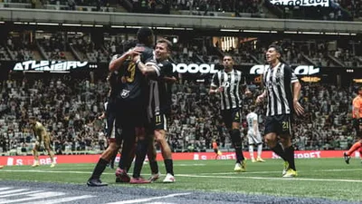 Flamengo goleia o Atlético Mineiro por 3 a 0 na Arena MRV e domina o Brasileirão
