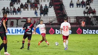 Atlético Goianiense vence Avaí por 1 a 0 com pênalti de Gustavo Coutinho
