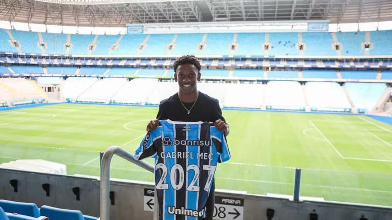 Gabriel Mec, jovem atacante do Grêmio de 18 anos, comemorando seu primeiro gol profissional na Arena de Porto Alegre