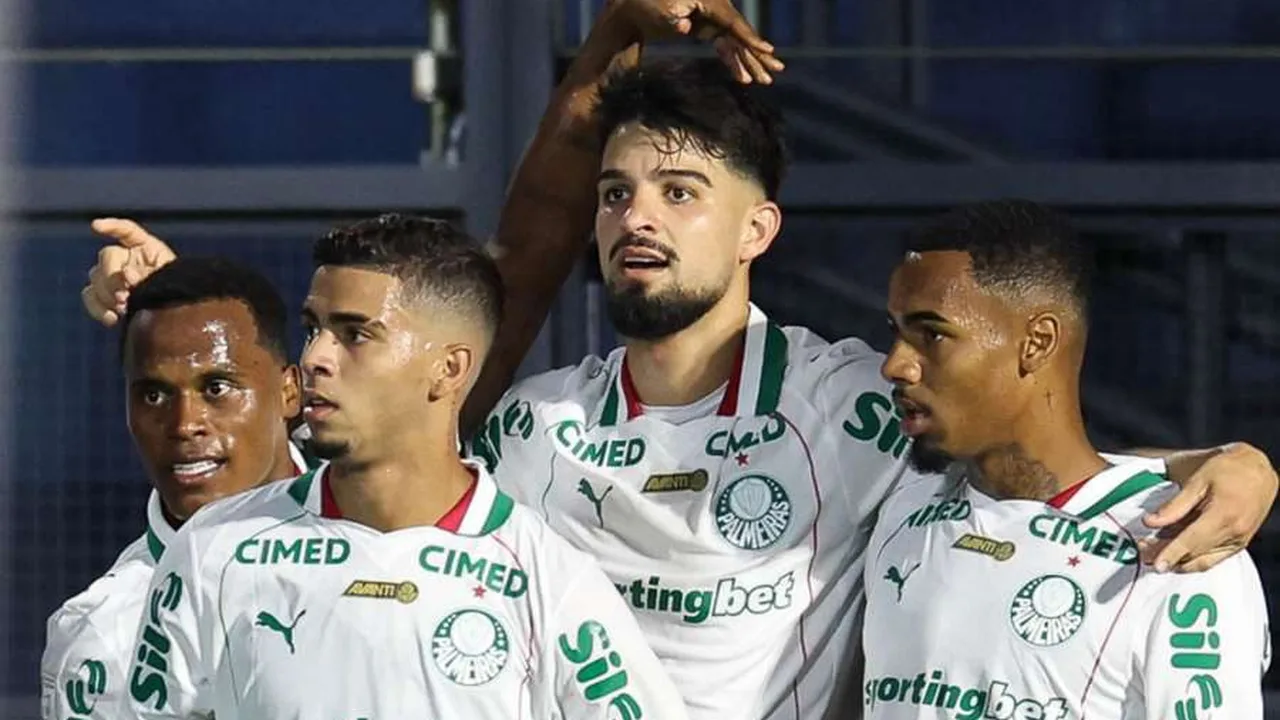 Jogadores do Palmeiras comemorando vitória defensiva contra o Bragantino no Brasileirão