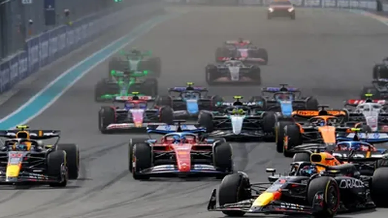 Carro de Fórmula 1 em alta velocidade na reta do Autódromo Internacional de Miami
