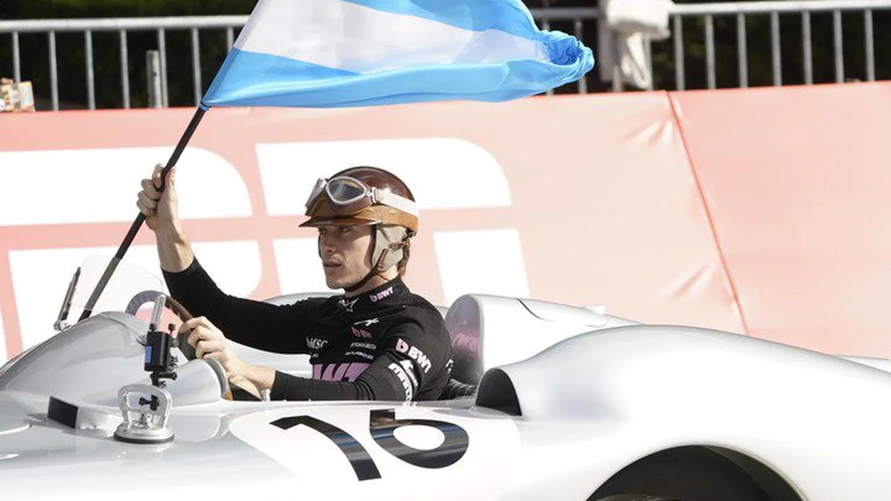 Franco Colapinto ao volante de carro da Alpine nas ruas de Buenos Aires com multidão ao fundo