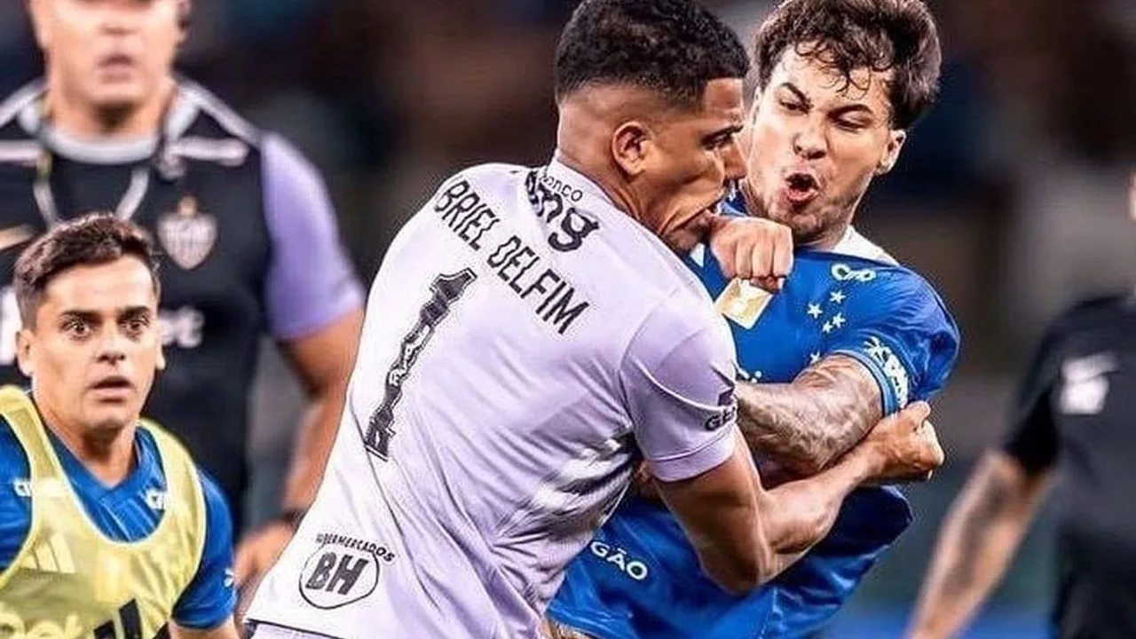 Jogadores de Cruzeiro e Atlético-MG em briga generalizada no gramado do Mineirão após final do Campeonato Mineiro