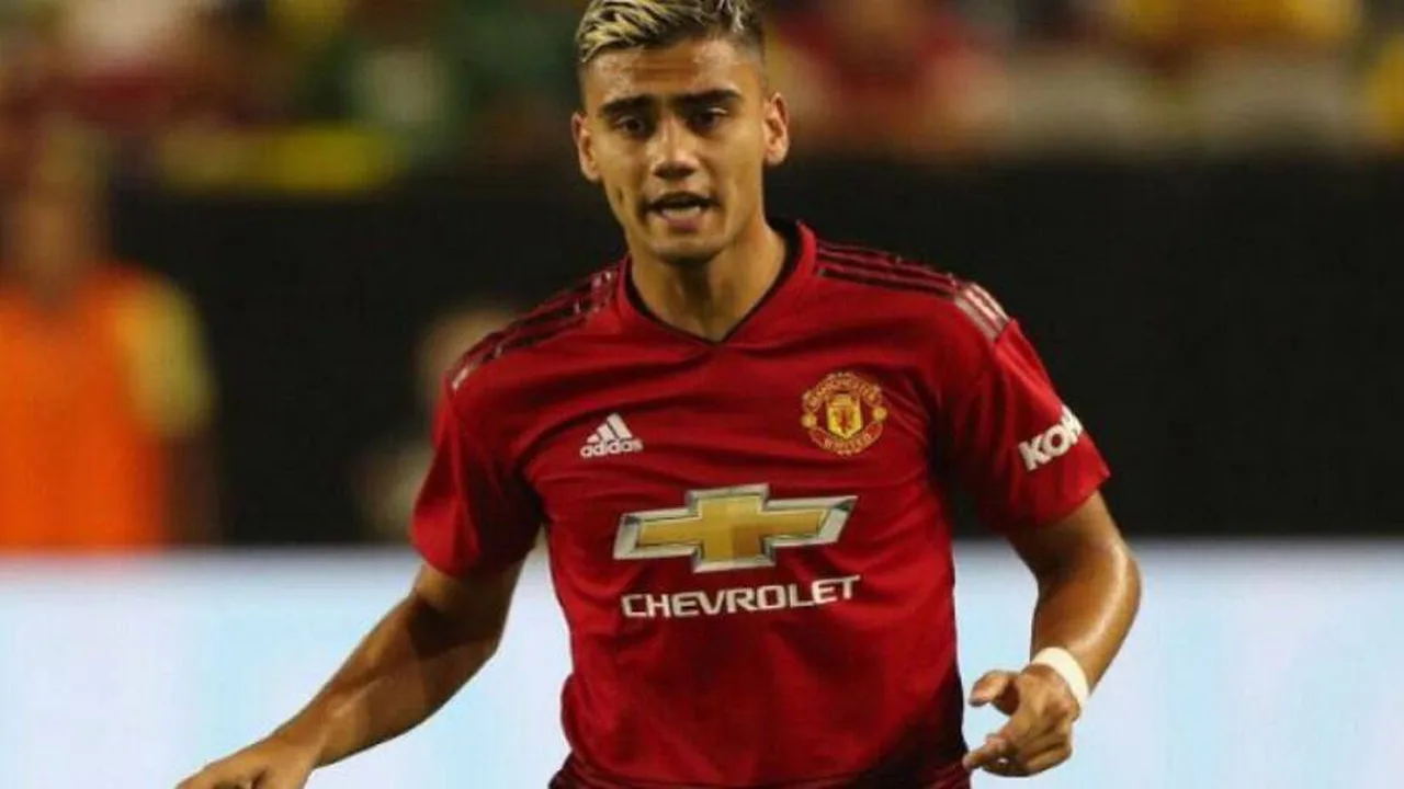 Andreas Pereira com a camisa do Manchester United em partida da Premier League em Old Trafford