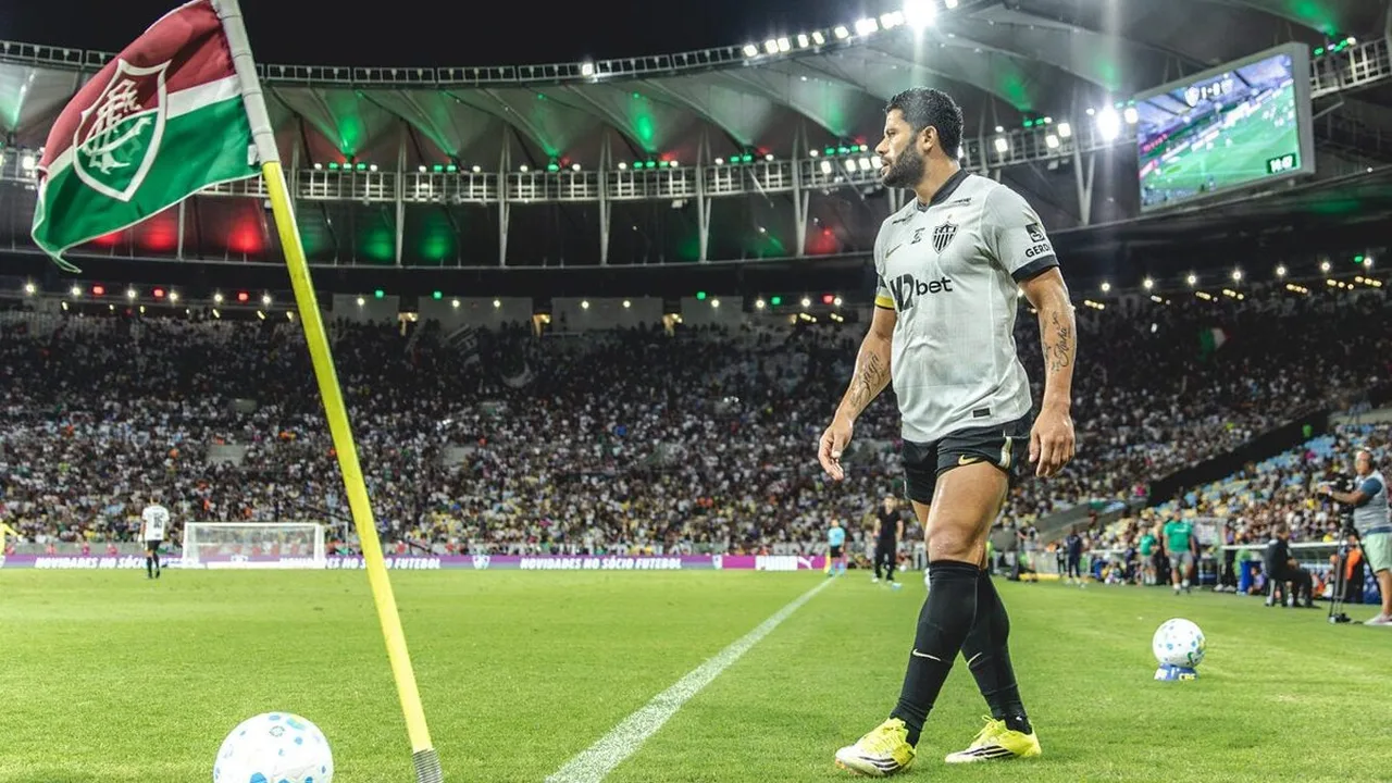 Hulk com a camisa do Atlético-MG olhando para o gramado da Arena MRV durante partida do Brasileirão