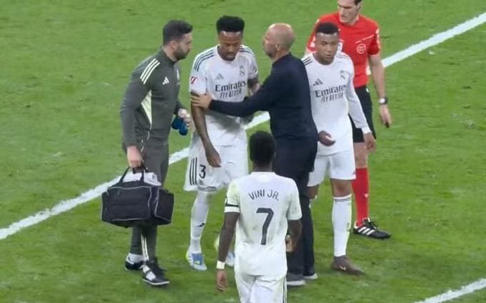 Um padrão que se repete Grealish adormece em bar durante bebedei