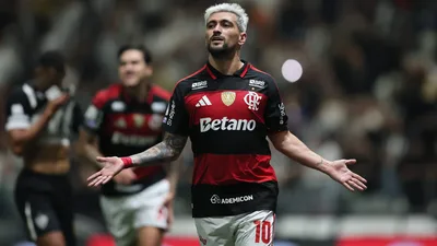 Léo Ortiz e Samuel Lino 'batem' em Varela e cena viraliza após goleada do Fla