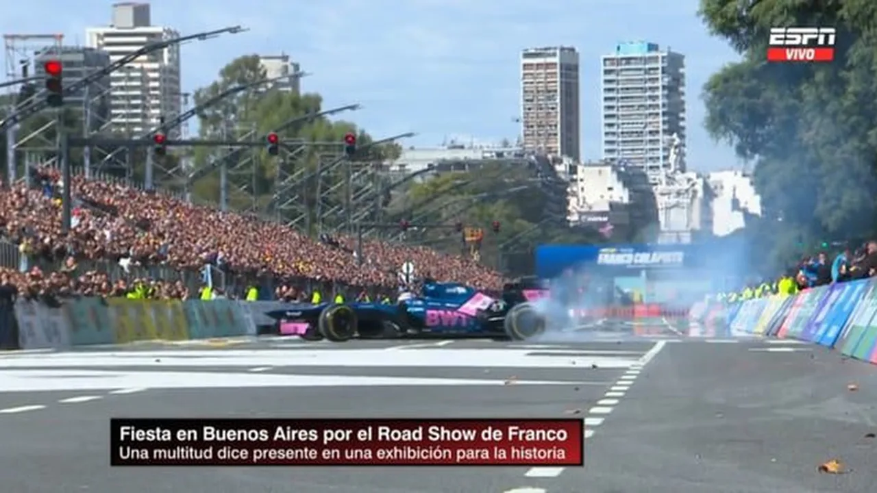 Franco Colapinto em evento de rua em Buenos Aires com multidão de 600 mil pessoas ao fundo