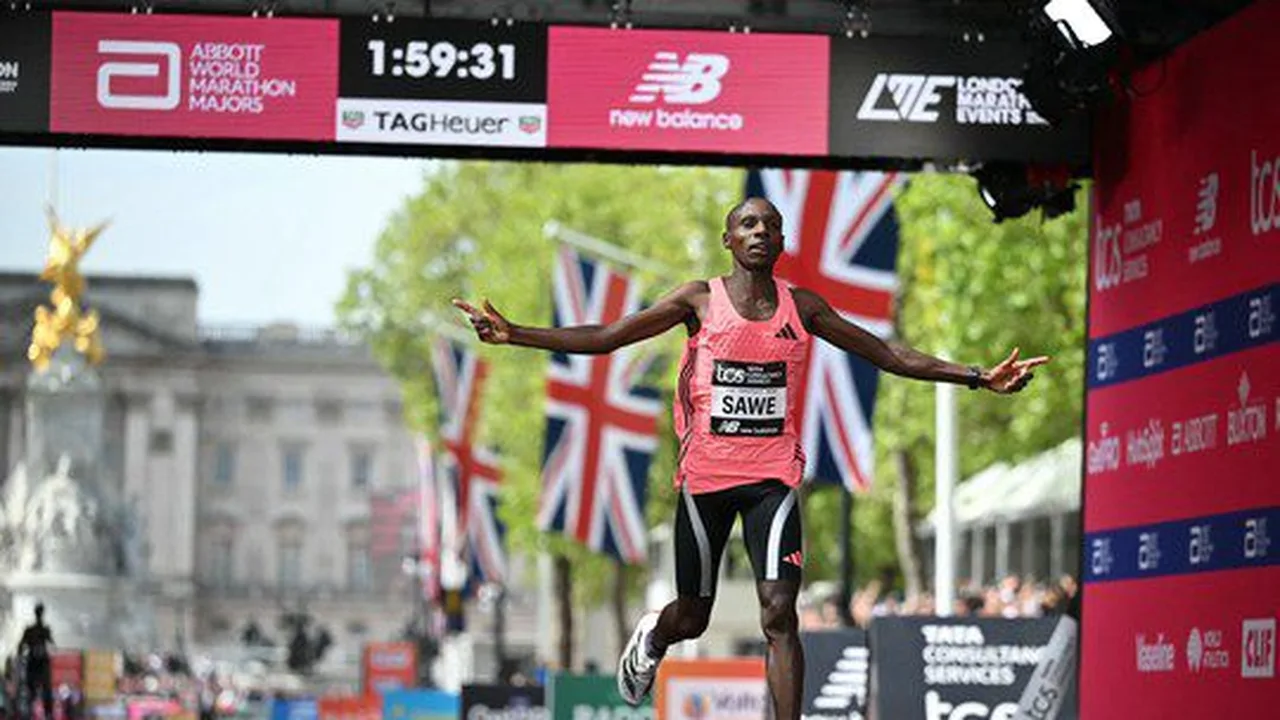 Sabastian Sawe cruzando a linha de chegada da Maratona de Londres com o tênis Adizero Adios Pro Evo 3 da Adidas