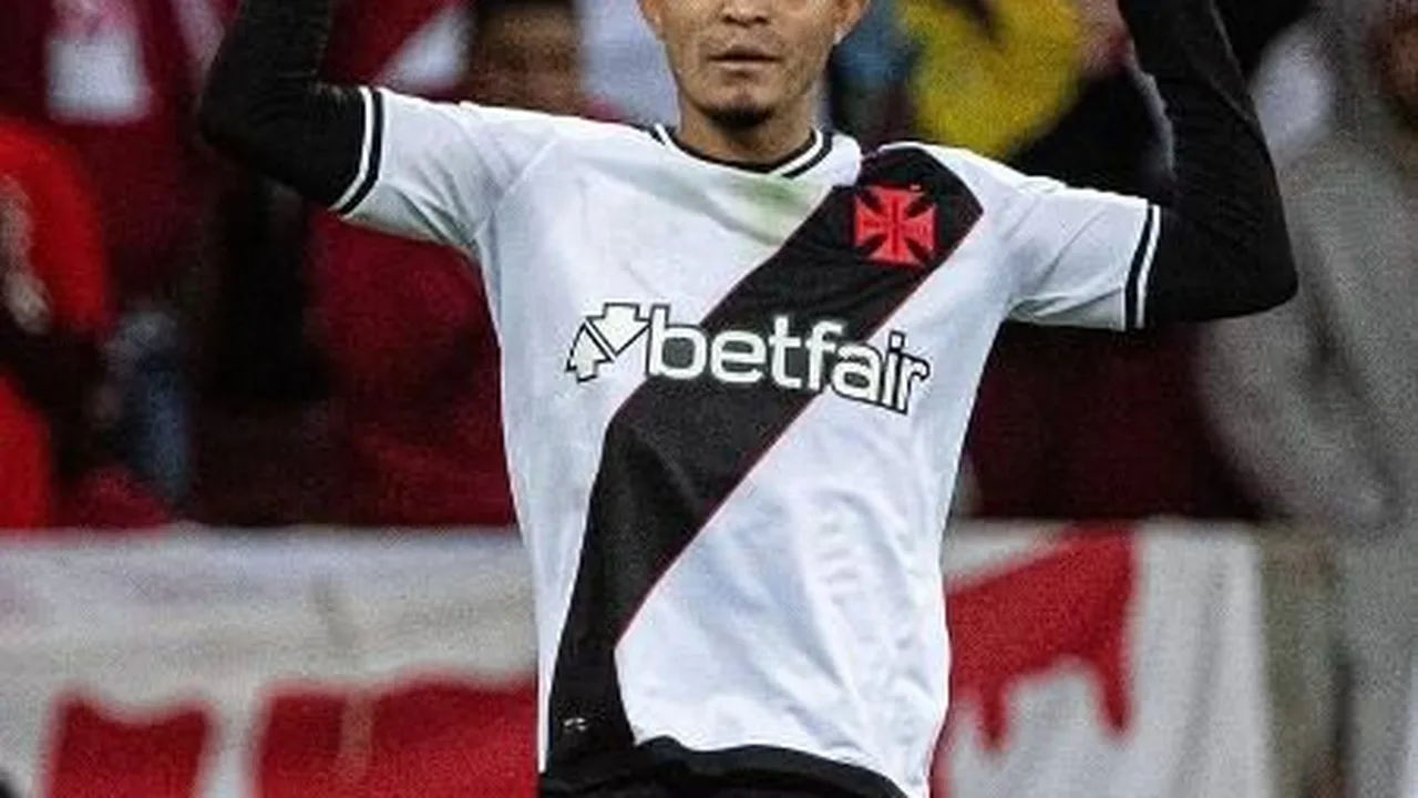Uniforme do Vasco da Gama com espaço para patrocinador máster em São Januário