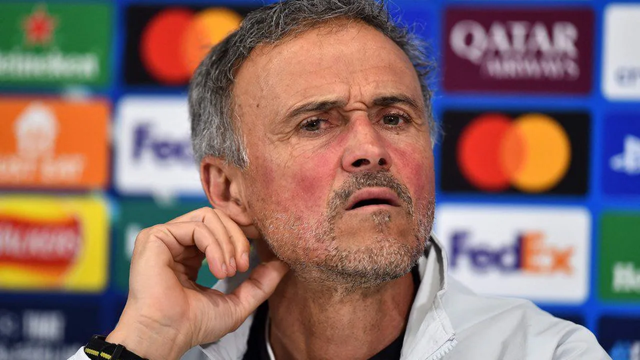 Luis Enrique e Vincent Kompany observam partida — duelo tático na semifinal da Champions League
