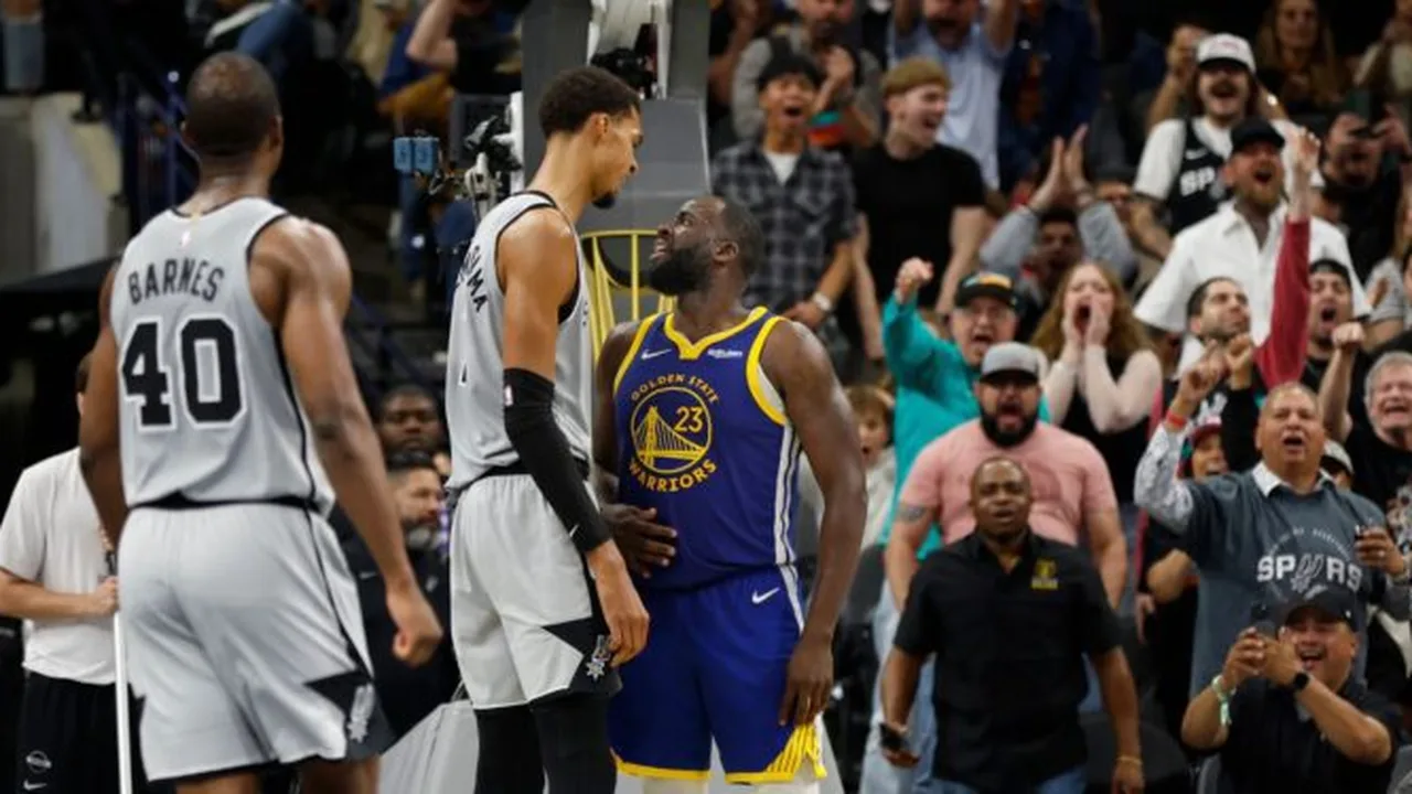 Victor Wembanyama em quadra pelos San Antonio Spurs durante os playoffs da NBA