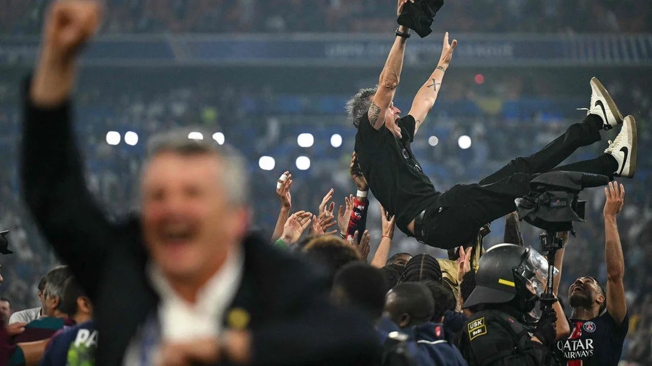 Luis Enrique gesticula no Parque dos Príncipes durante partida do PSG na Champions League