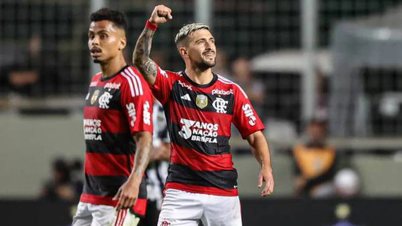 Arrascaeta comemora gol pelo Flamengo contra o Atlético-MG na Arena MRV no Brasileirão