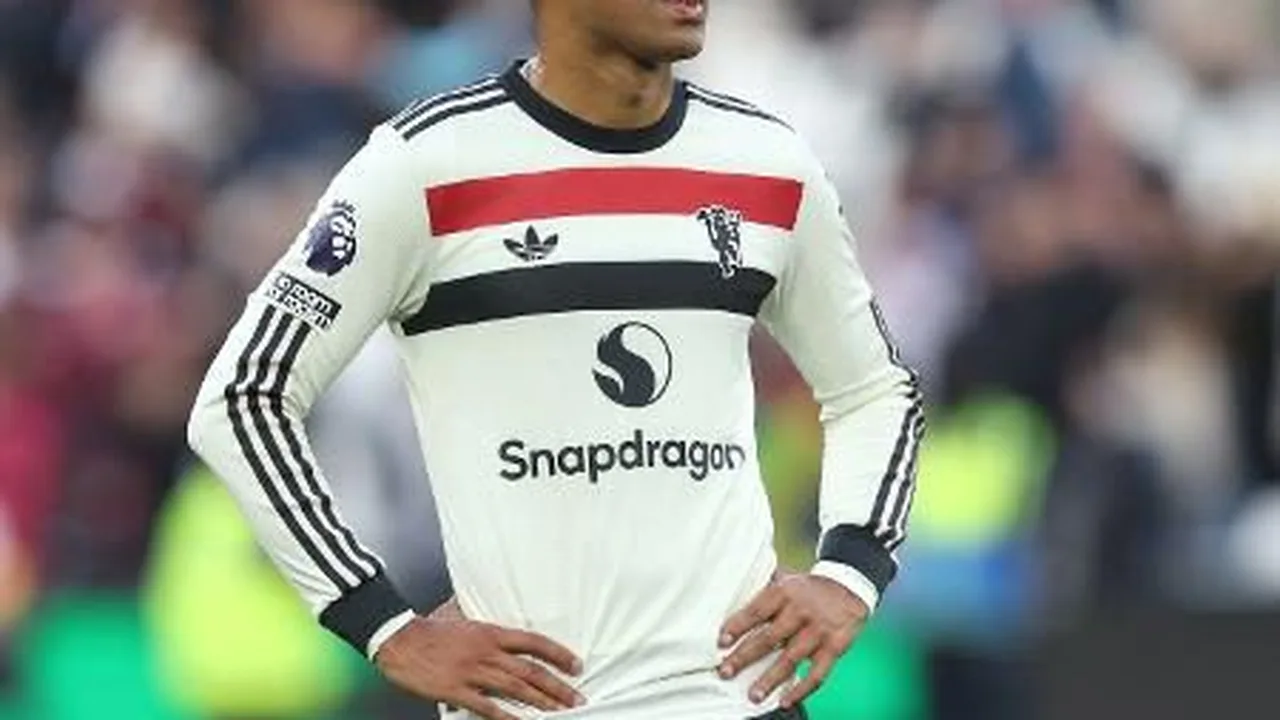 Casemiro cabeceia para marcar pelo Manchester United contra o Brentford em Old Trafford