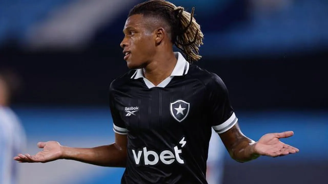 Estádio Nilton Santos com torcida do Botafogo e jogadores em campo durante partida do Brasileirão