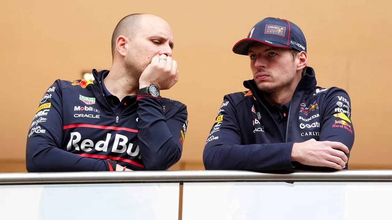 Gianpiero Lambiase e Max Verstappen conversando no pit lane durante GP de Fórmula 1