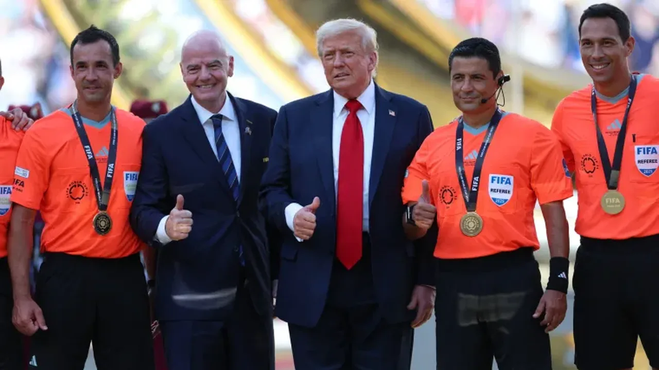 Gianni Infantino e Donald Trump no sorteio da Copa do Mundo 2026, com logo da Fifa ao fundo