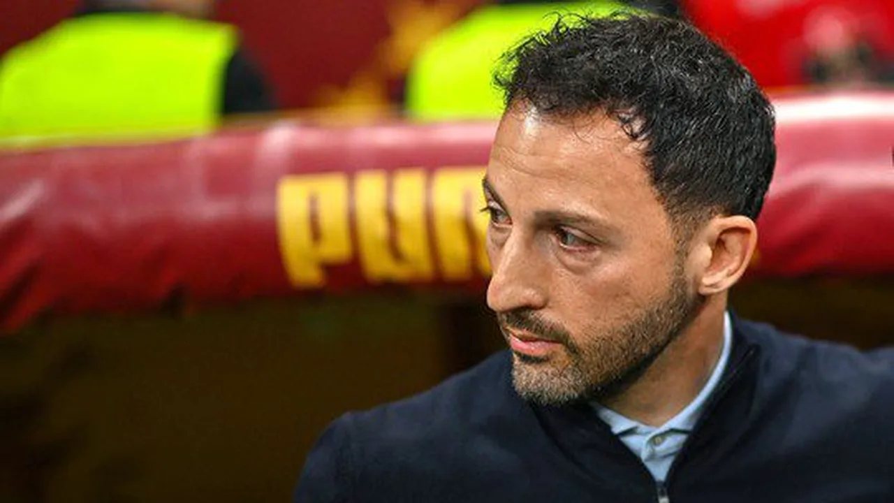 Domenico Tedesco de costas no banco do Fenerbahçe durante partida da Süper Lig na Turquia