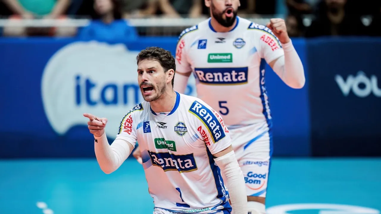 Jogadores do Vôlei Renata celebrando vitória em quadra de vôlei com bloqueio decisivo na Superliga